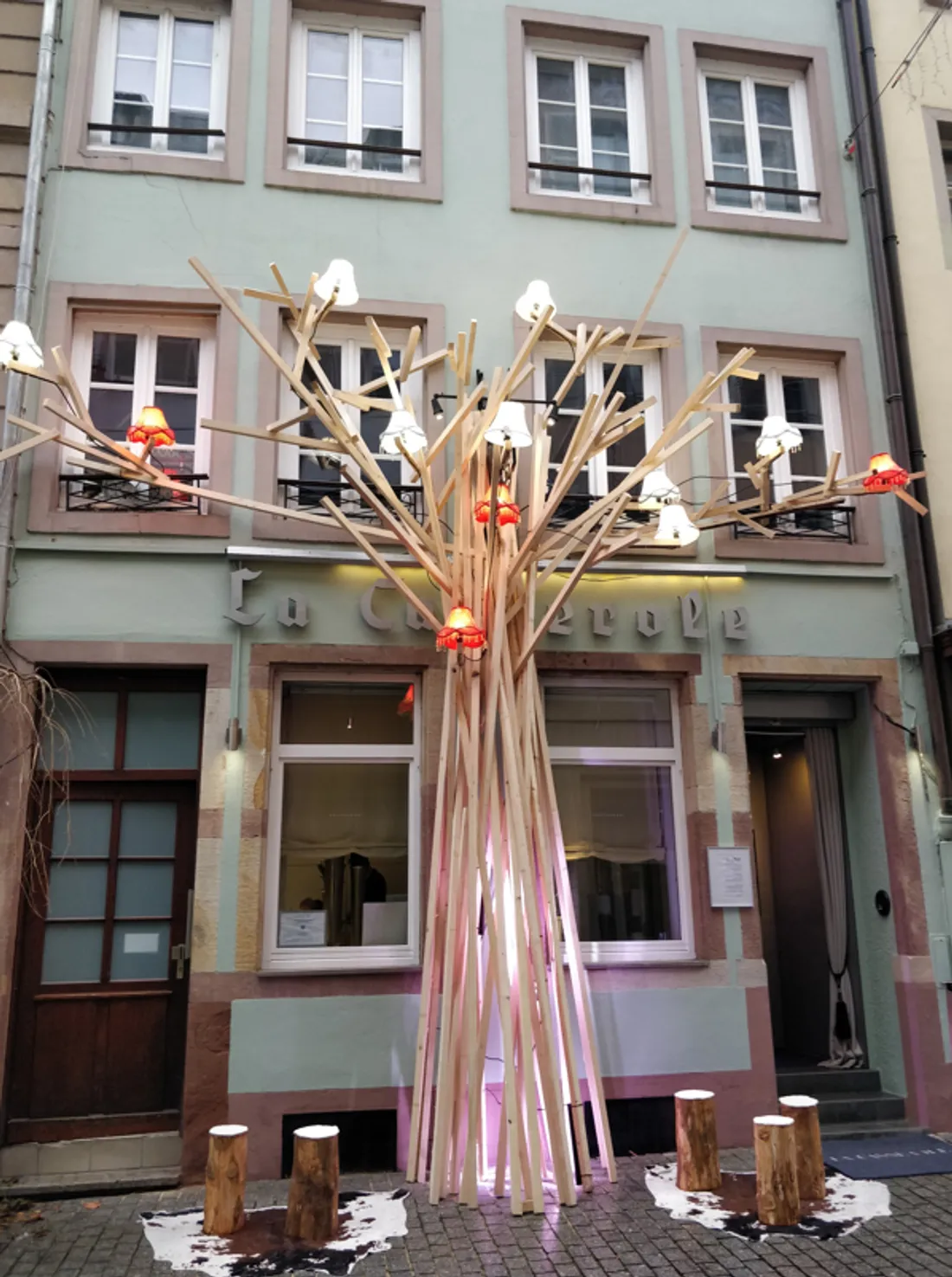 Décoration de la façade de la Casserole signée Samuel Messer & Benoît Guyard